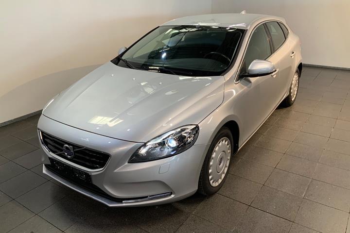 Sølv Volvo V40 fra 2016 set udefra