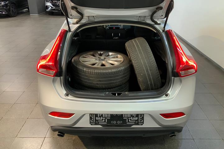 Sølv Volvo V40 fra 2016