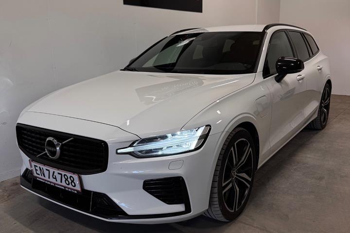 Hvid Volvo V60 fra 2022 set udefra