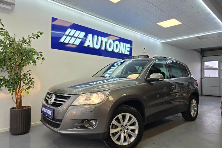 Grå VW Tiguan fra 2008 set udefra