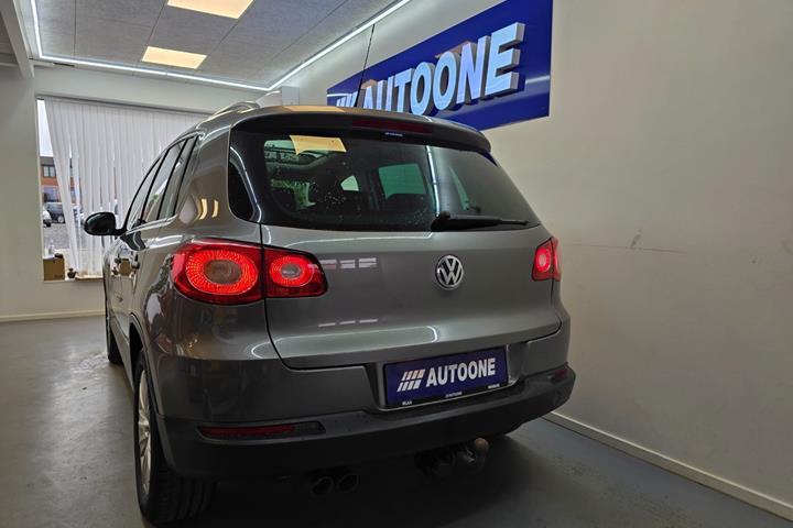 Grå VW Tiguan fra 2008