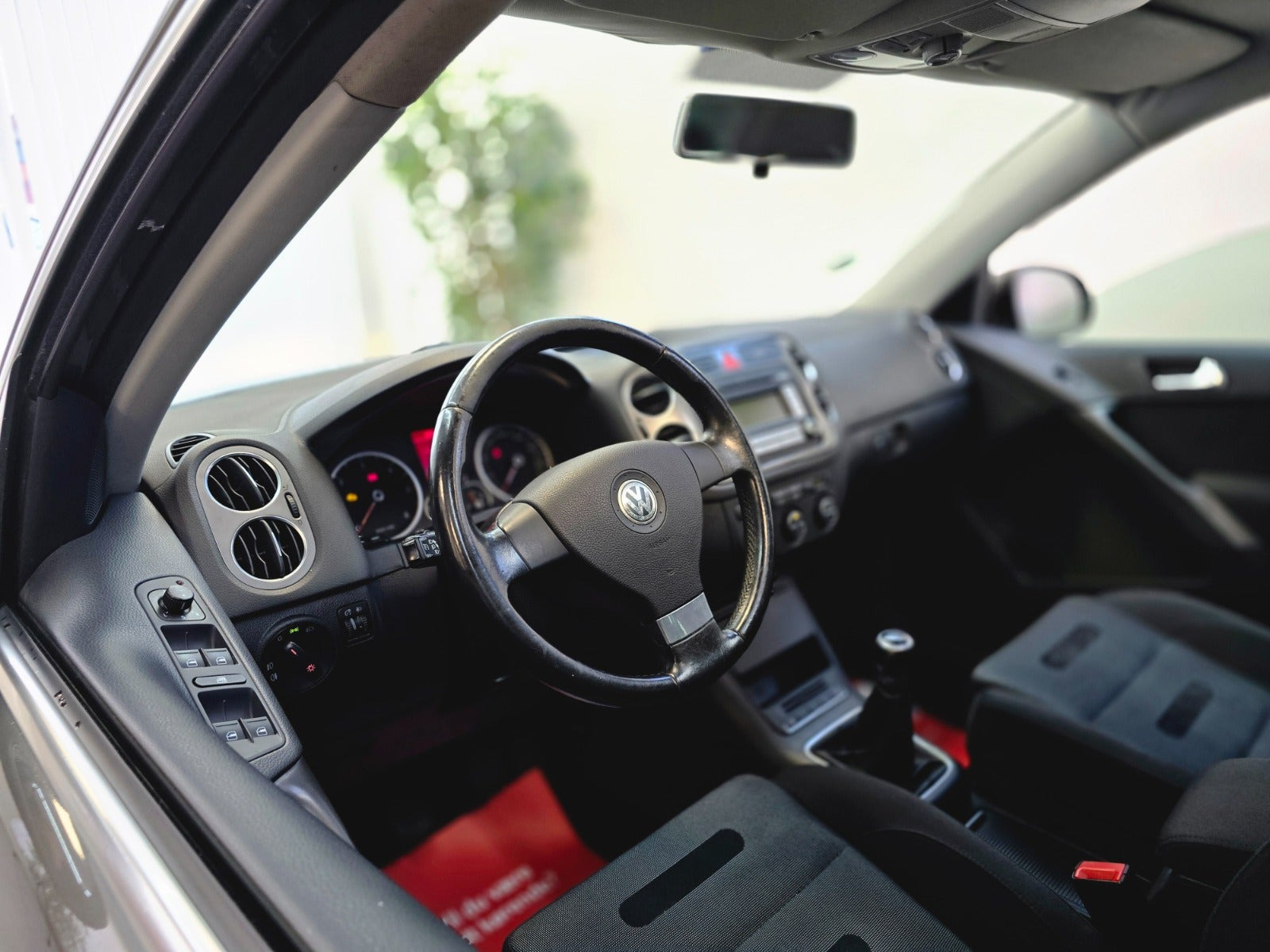 Grå VW Tiguan fra 2008