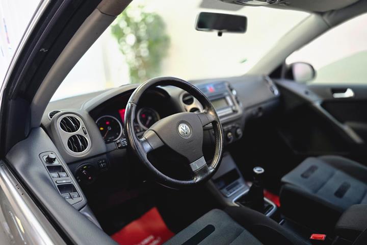 Grå VW Tiguan fra 2008