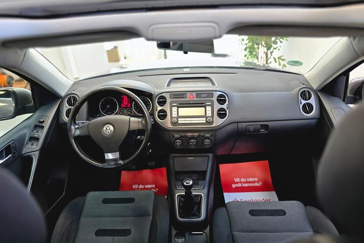 Grå VW Tiguan fra 2008