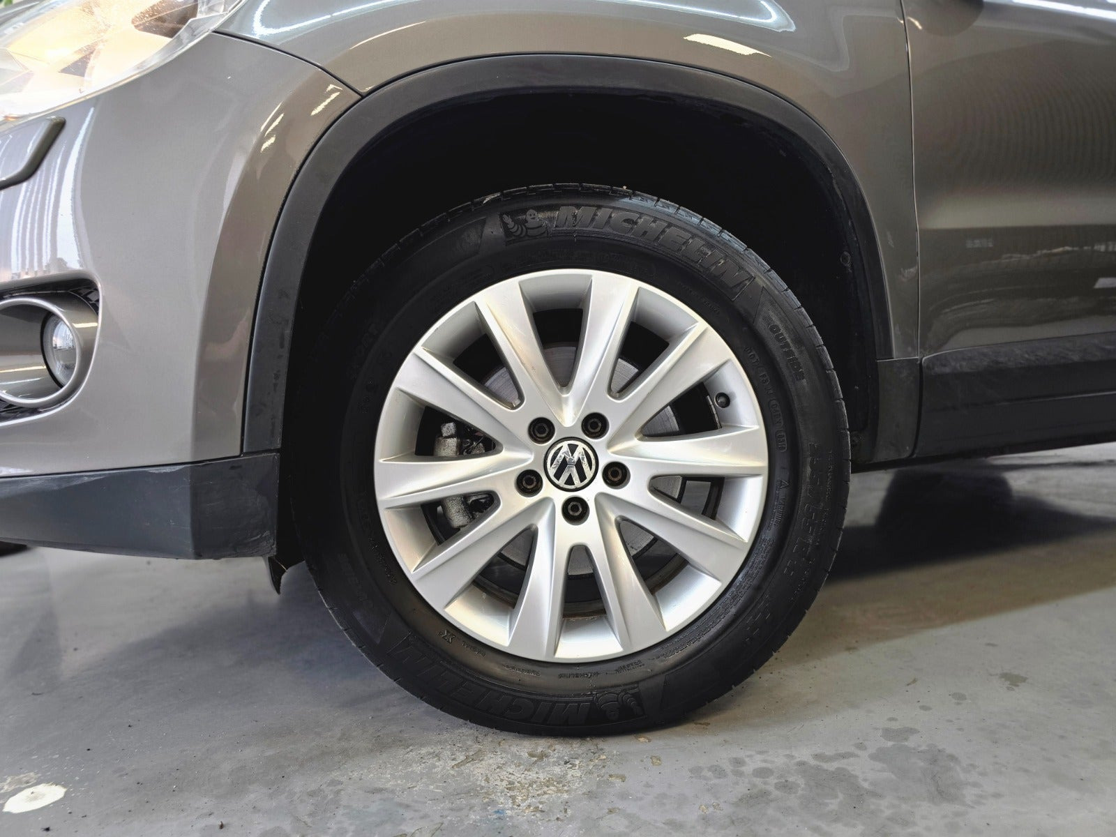 Grå VW Tiguan fra 2008