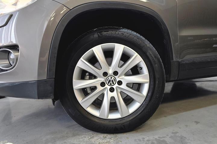 Grå VW Tiguan fra 2008