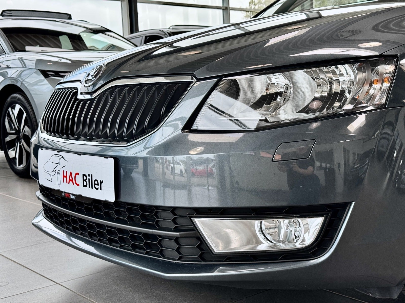Grå Skoda Octavia fra 2014