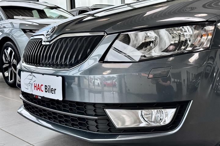 Grå Skoda Octavia fra 2014