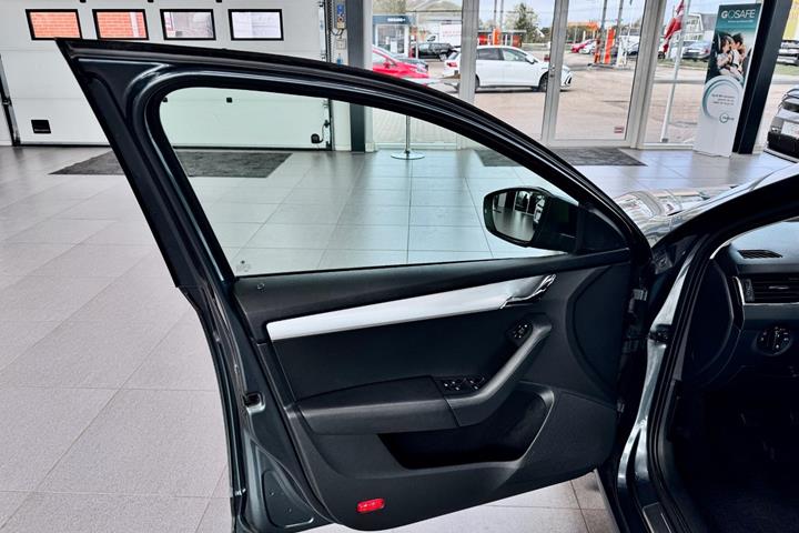Grå Skoda Octavia fra 2014