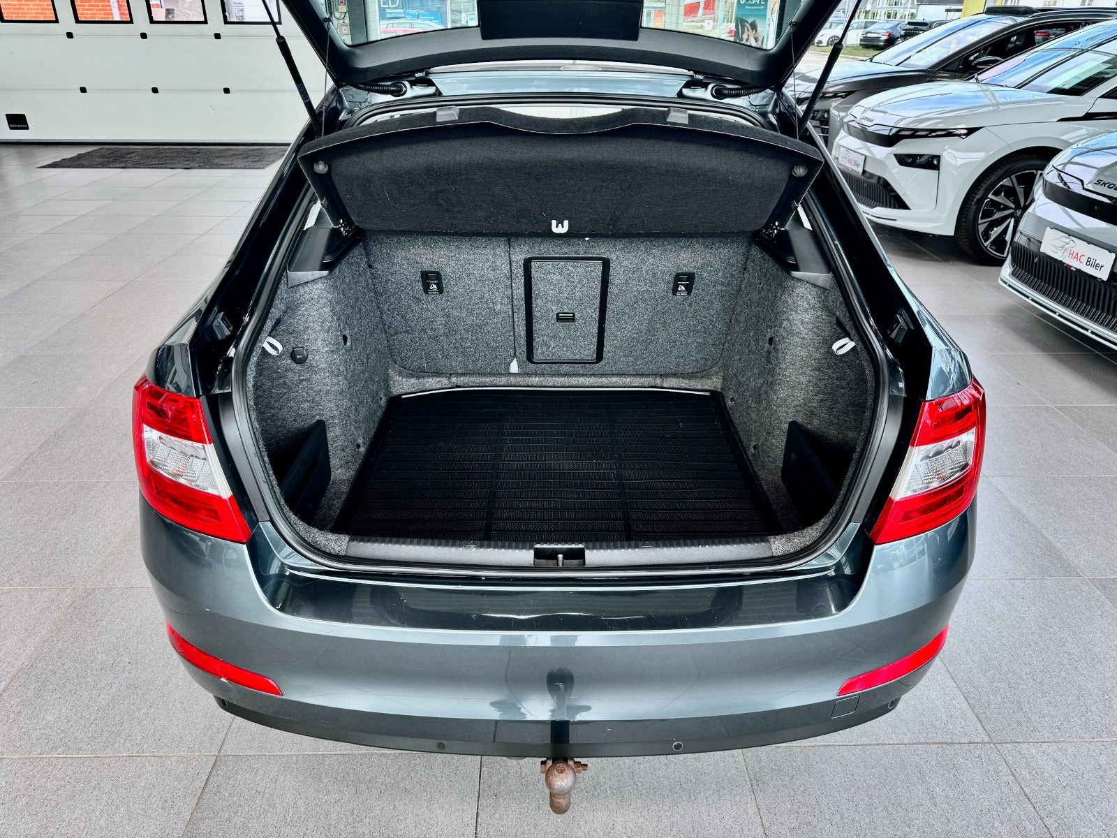 Grå Skoda Octavia fra 2014