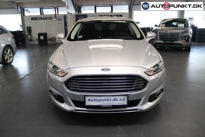 Sølv Ford Mondeo fra 2015