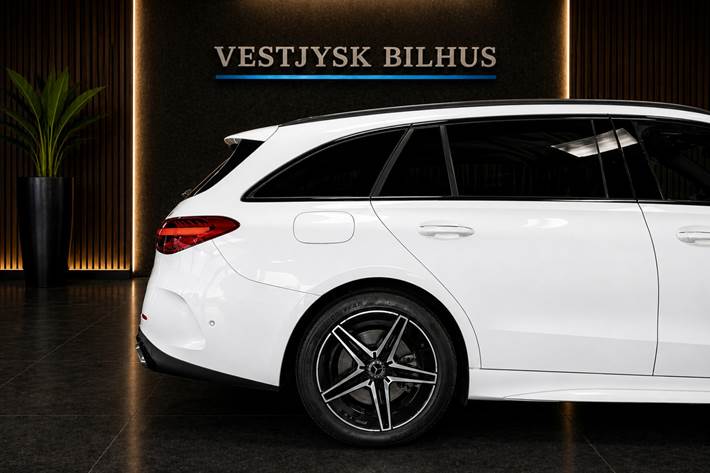 Hvid Mercedes C300 e fra 2023