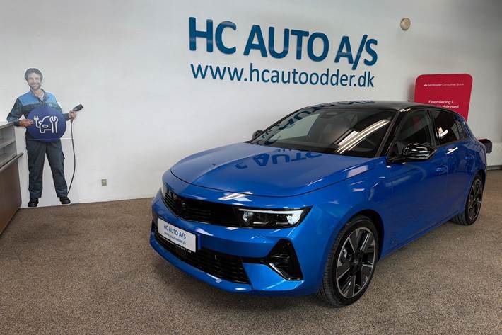 Blå Opel Astra-e fra 2024 set udefra