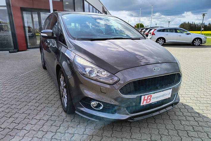 Grå Ford S-MAX fra 2019