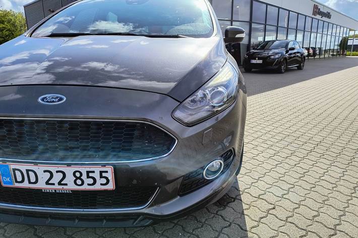 Grå Ford S-MAX fra 2019