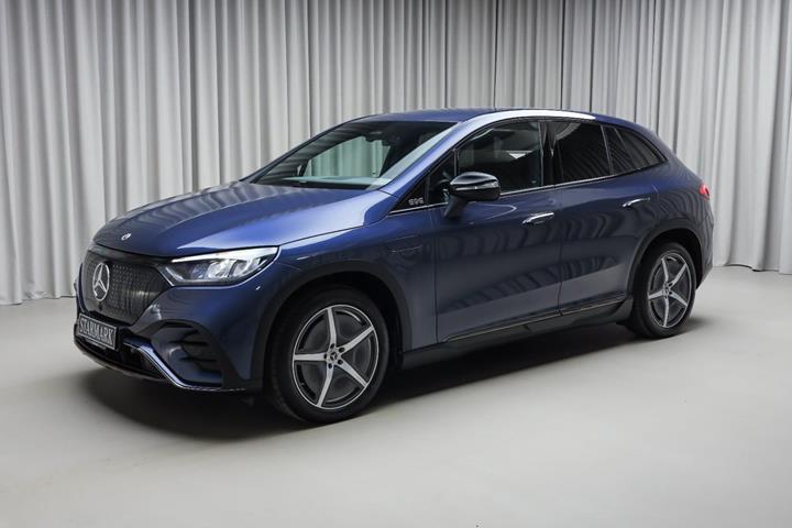 Blå Mercedes EQE350 SUV fra 2024 set udefra