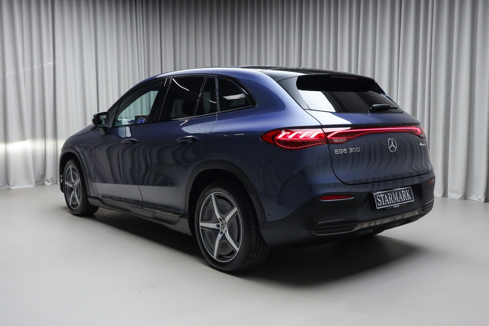 Blå Mercedes EQE350 SUV fra 2024