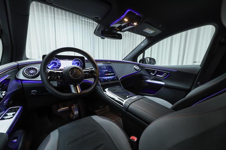 Blå Mercedes EQE350 SUV fra 2024