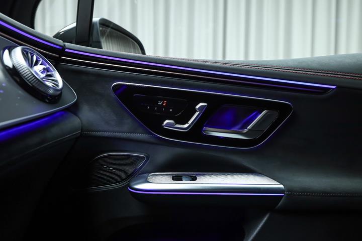 Blå Mercedes EQE350 SUV fra 2024