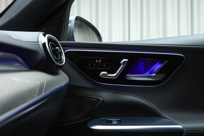 Grå Mercedes C300 de fra 2023