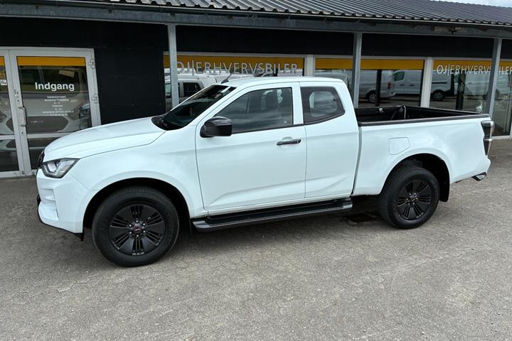 Hvid Isuzu D-Max fra 2022 set udefra