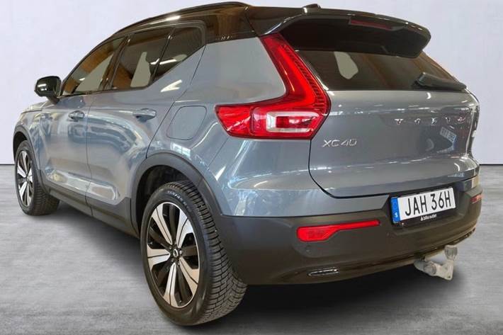 Grå Volvo XC40 fra 2023