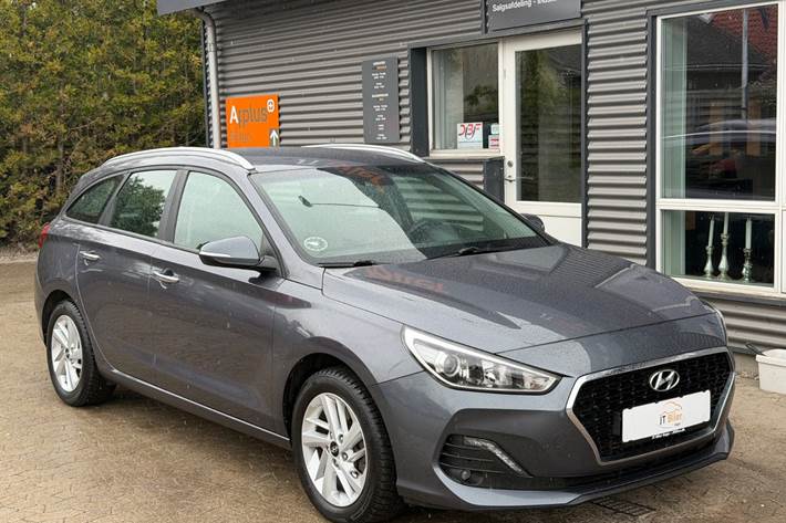 Grå Hyundai i30 fra 2018 set udefra