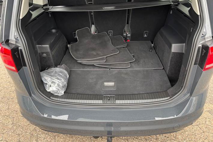 Grå VW Touran fra 2023
