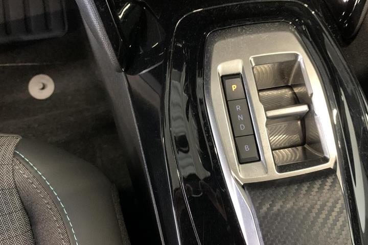 Grå Peugeot e-2008 fra 2023