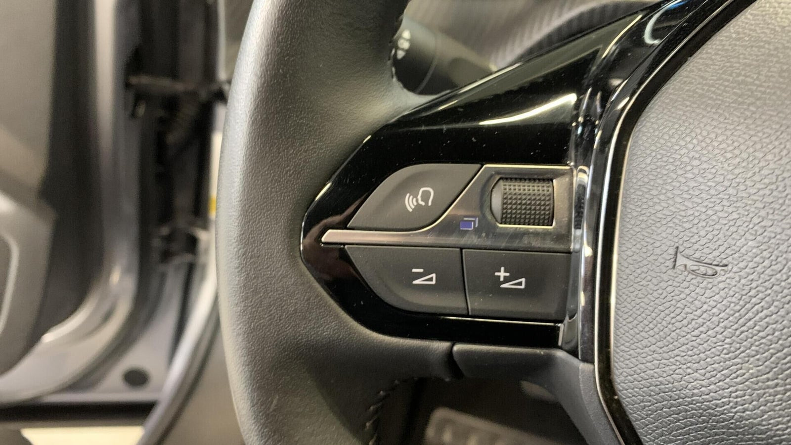 Grå Peugeot e-2008 fra 2023