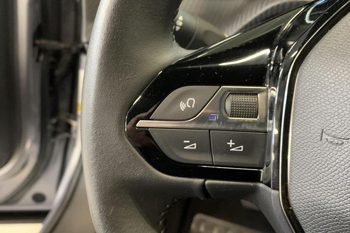 Grå Peugeot e-2008 fra 2023