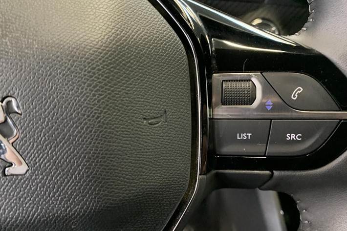 Grå Peugeot e-2008 fra 2023