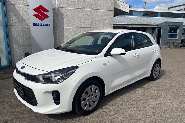 Hvid Kia Rio fra 2018 set udefra