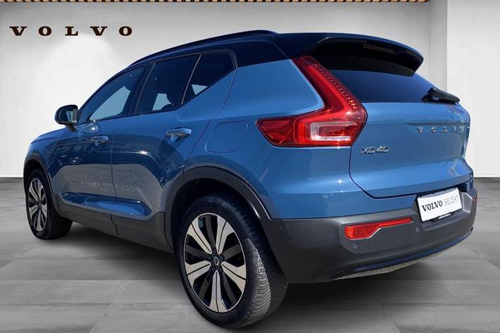 Blå Volvo XC40 fra 2022