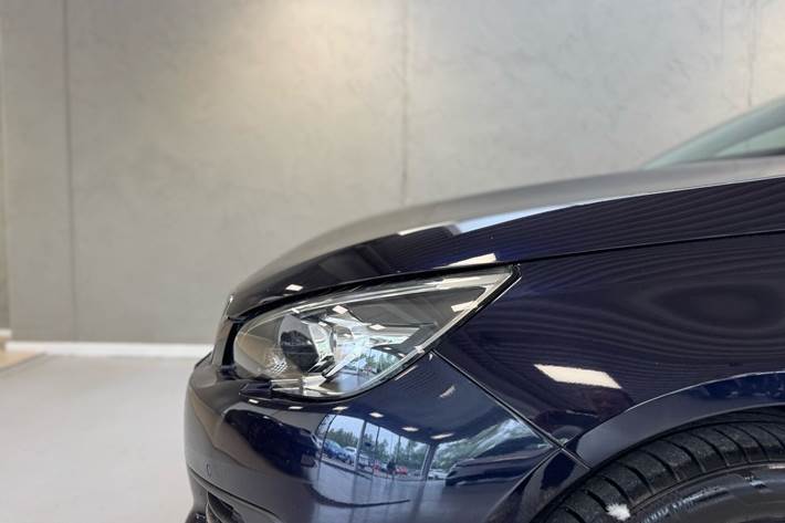Blå Peugeot 308 fra 2017