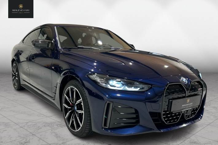 Blå BMW i4 fra 2023 set udefra