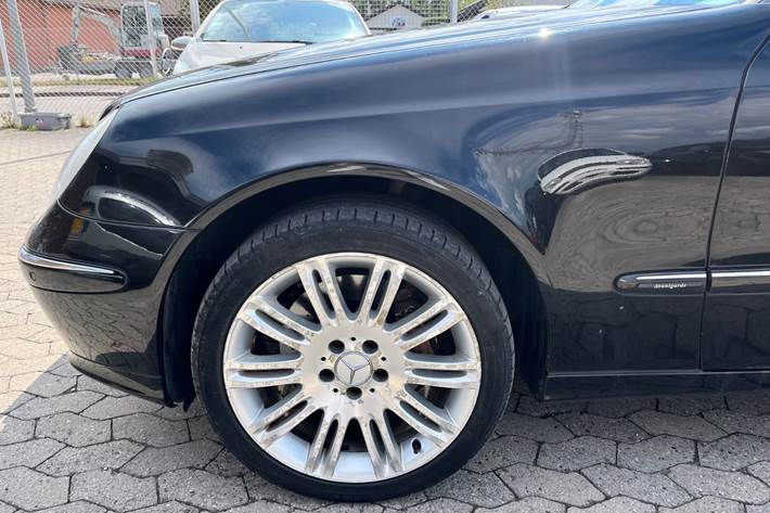 Sort Mercedes E200 fra 2005
