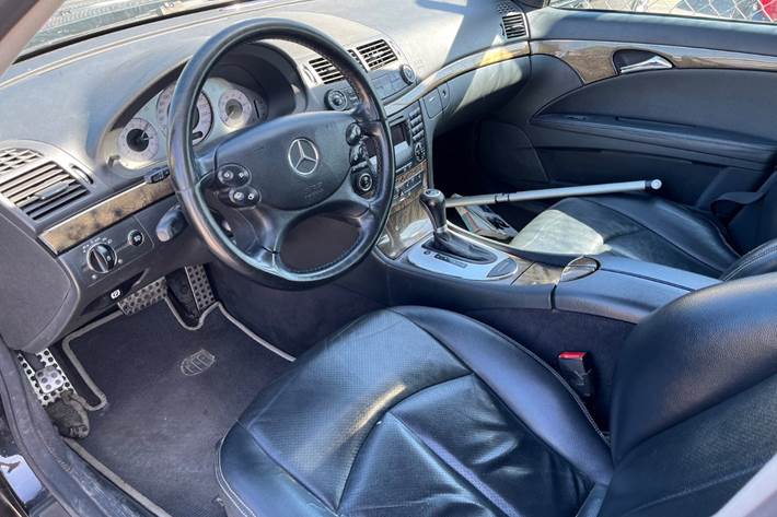 Sort Mercedes E200 fra 2005