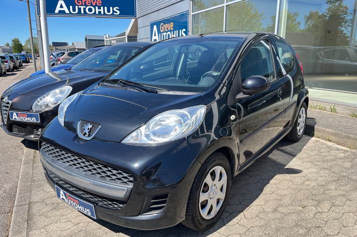 Sort Peugeot 107 fra 2011 set udefra