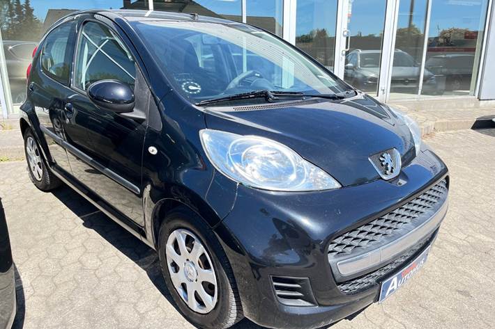 Sort Peugeot 107 fra 2011