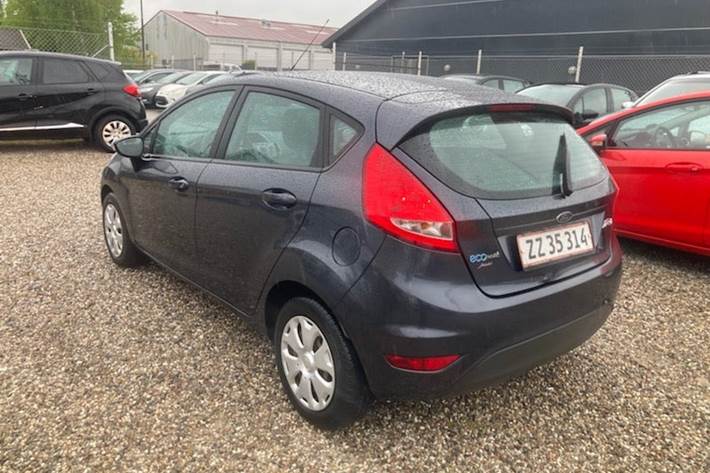 Grå Ford Fiesta fra 2009