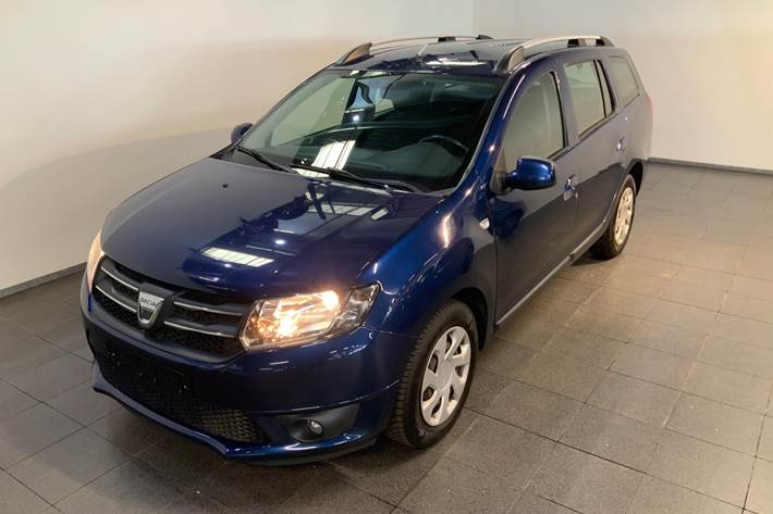 Blå Dacia Logan fra 2016 set udefra