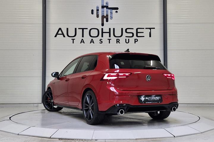 Grå VW Golf VIII fra 2022