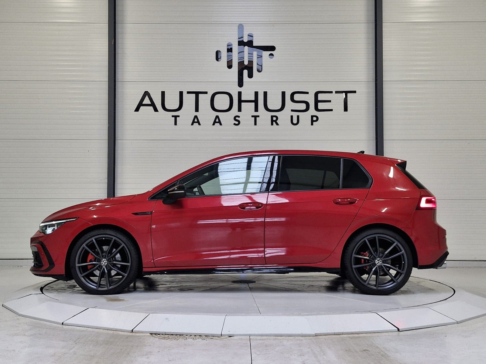 Grå VW Golf VIII fra 2022