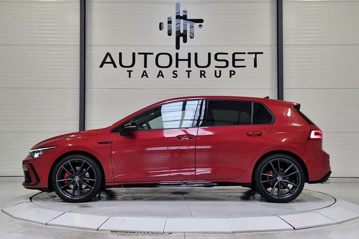 Grå VW Golf VIII fra 2022