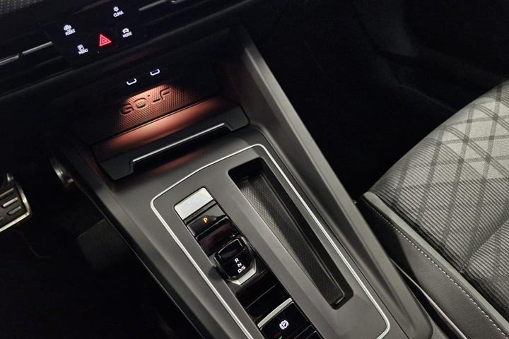 Grå VW Golf VIII fra 2022