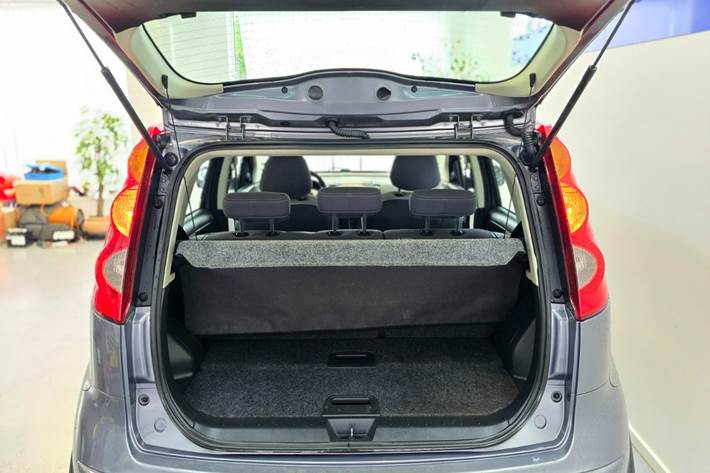 Grå Nissan Note fra 2008