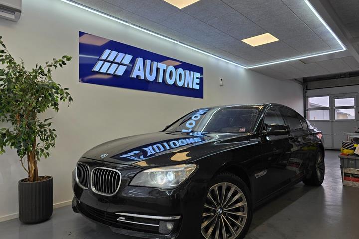 Sort BMW 740d fra 2014 set udefra