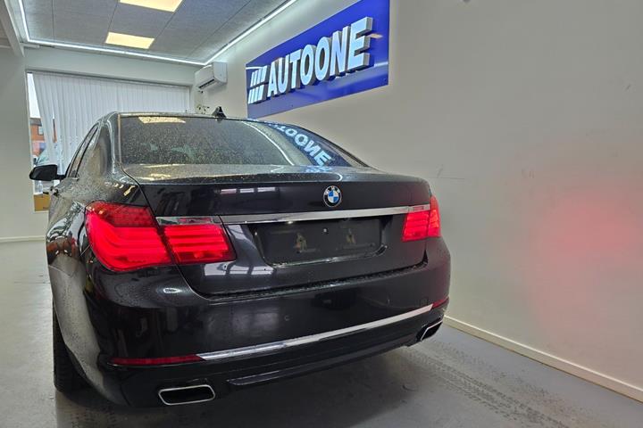 Sort BMW 740d fra 2014 set udefra