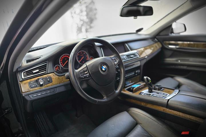 Sort BMW 740d fra 2014 set indefra